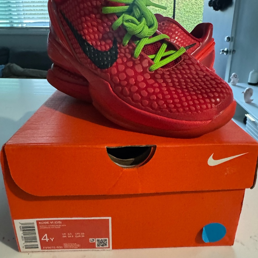 Kobe VI Grinch shoes